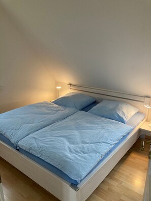1 bedroom, travel crib