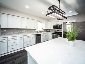 Frigorífic, microones, forn i placa de cuina