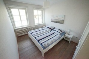 2 bedrooms, travel cot, bed sheets