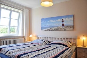 1 Schlafzimmer, Reisekinderbett