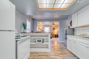 Fridge, microwave, oven, stovetop - Beautiful! (Midwest City)