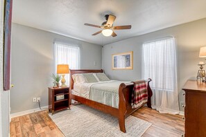 3 bedrooms, iron/ironing board, free WiFi, bed sheets - Beautiful! (Midwest City)