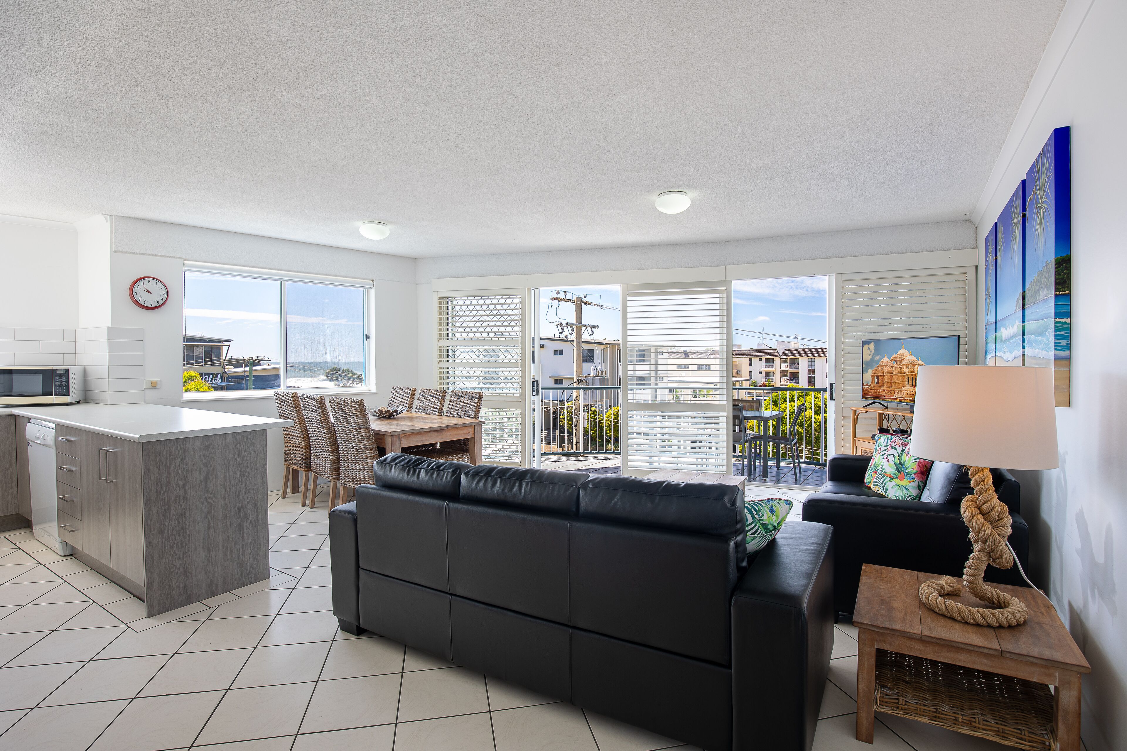 Een 55-inch smart-tv met digitale zenders, televisie en een dvd-speler