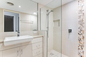 Bathroom - Coral Sea Apartments (Maroochydore)