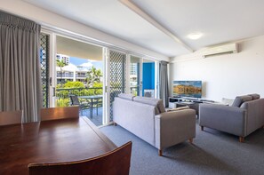 2 bedrooms, individually decorated, individually furnished
