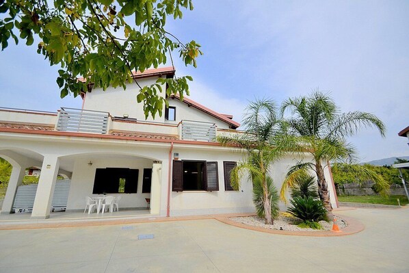 Exterior - Villa Olga B: A cozy and welcoming apartment that is part of a villa situated in a quiet location, a few minutes from the town center, with Free WI-FI. (Agropoli)