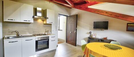 Kühlschrank, Ofen, Herdplatte, Wasserkocher mit Kaffee-/Teezubehör