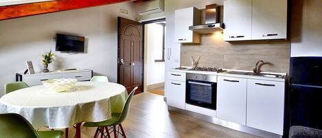 Ofen, Herdplatte, Wasserkocher mit Kaffee-/Teezubehör