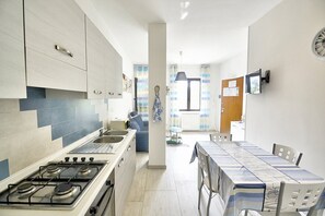 Fridge, microwave, stovetop, coffee/tea maker - Villa Olga F: A cozy and welcoming apartment that is part of a villa situated in a quiet location, a few minutes from the town center, with Free WI-FI. (Agropoli)