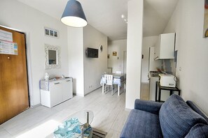 TV - Villa Olga F: A cozy and welcoming apartment that is part of a villa situated in a quiet location, a few minutes from the town center, with Free WI-FI. (Agropoli)