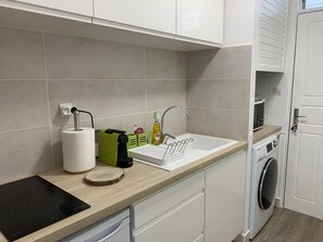 Kühlschrank, Mikrowelle, Ofen, Herdplatte