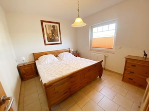 2 bedrooms, travel crib