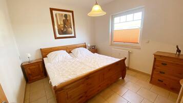 2 Schlafzimmer, Reisekinderbett