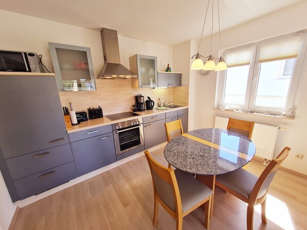 Jääkaappi, mikroaaltouuni, uuni, kahvin-/teenkeitin