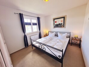 2 Schlafzimmer, Reisekinderbett