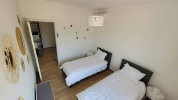 2 Schlafzimmer, Schreibtisch, Bügeleisen/Bügelbrett, Reisekinderbett