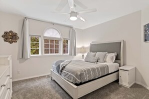 4 habitaciones, escritorio y tabla de planchar con plancha