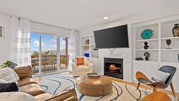 TV connectée, cheminée, jeux vidéo, table de tennis de table