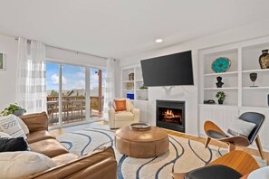 Smart TV, fireplace, video games, table tennis - Puget Sound Retreat - 4 Bedroom Home w/ Hot Tub (Port Orchard)