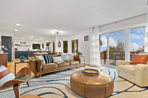 Puget Sound Retreat - 4 Bedroom Home w/ Hot Tub