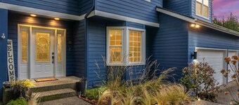 Puget Sound Retreat - 4 Bedroom Home w/ Hot Tub