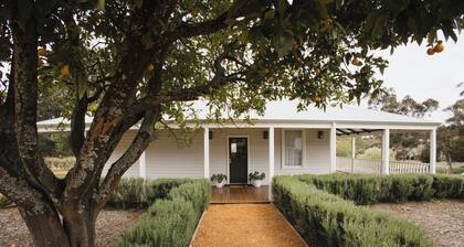 Settlers Cottage: family-style quiet luxury on a winery estate
