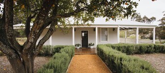 Settlers Cottage: family-style quiet luxury on a winery estate