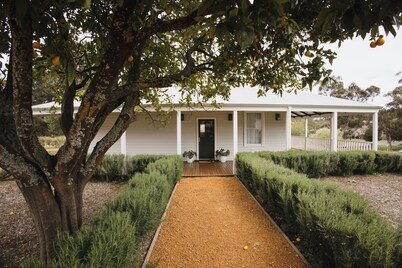 Settlers Cottage: family-style quiet luxury on a winery estate