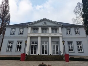 Unclassified image, 3 of 25, button