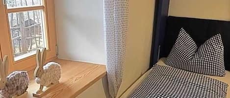 3 bedrooms, travel cot, WiFi, bed sheets