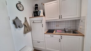 Refrigerador, microondas, cafetera/tetera, tetera/pava eléctrica