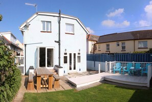 Outdoor dining - Seaside holiday cottage, sleeps 10, pet friendly (Sandown)
