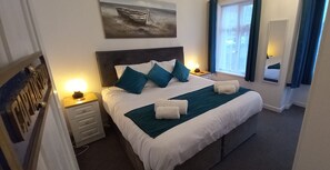 5 chambres, fer et planche à repasser, lit de bébé portatif