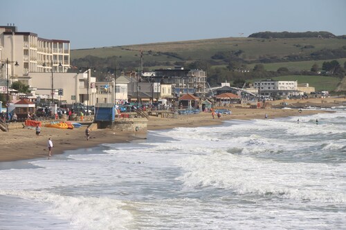 Seaside holiday cottage, sleeps 10, pet friendly