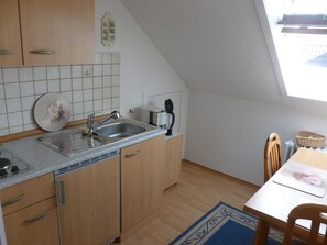 Kühlschrank, Mikrowelle, Wasserkocher mit Kaffee-/Teezubehör, Toaster