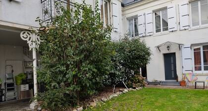 Newly renovated apartment in manor house, very close to town center