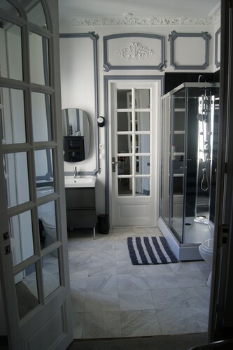 Newly renovated apartment in manor house, very close to town center