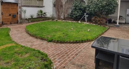 Newly renovated apartment in manor house, very close to town center