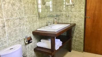 Combined shower/bathtub, hair dryer, towels, soap