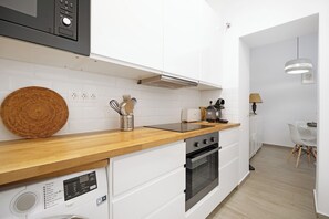 Een koelkast, een microgolfoven, een oven, een kookplaat