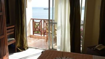 Habitació, balcó, vistes a l'oceà