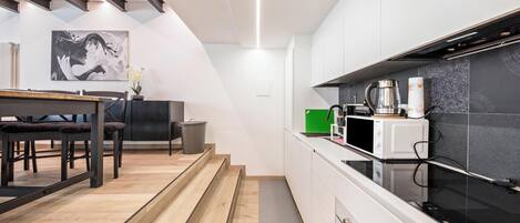 Frigorifero, microonde, forno, piano cottura