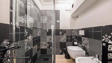 Suihku, hiustenkuivaaja, pyyhkeet