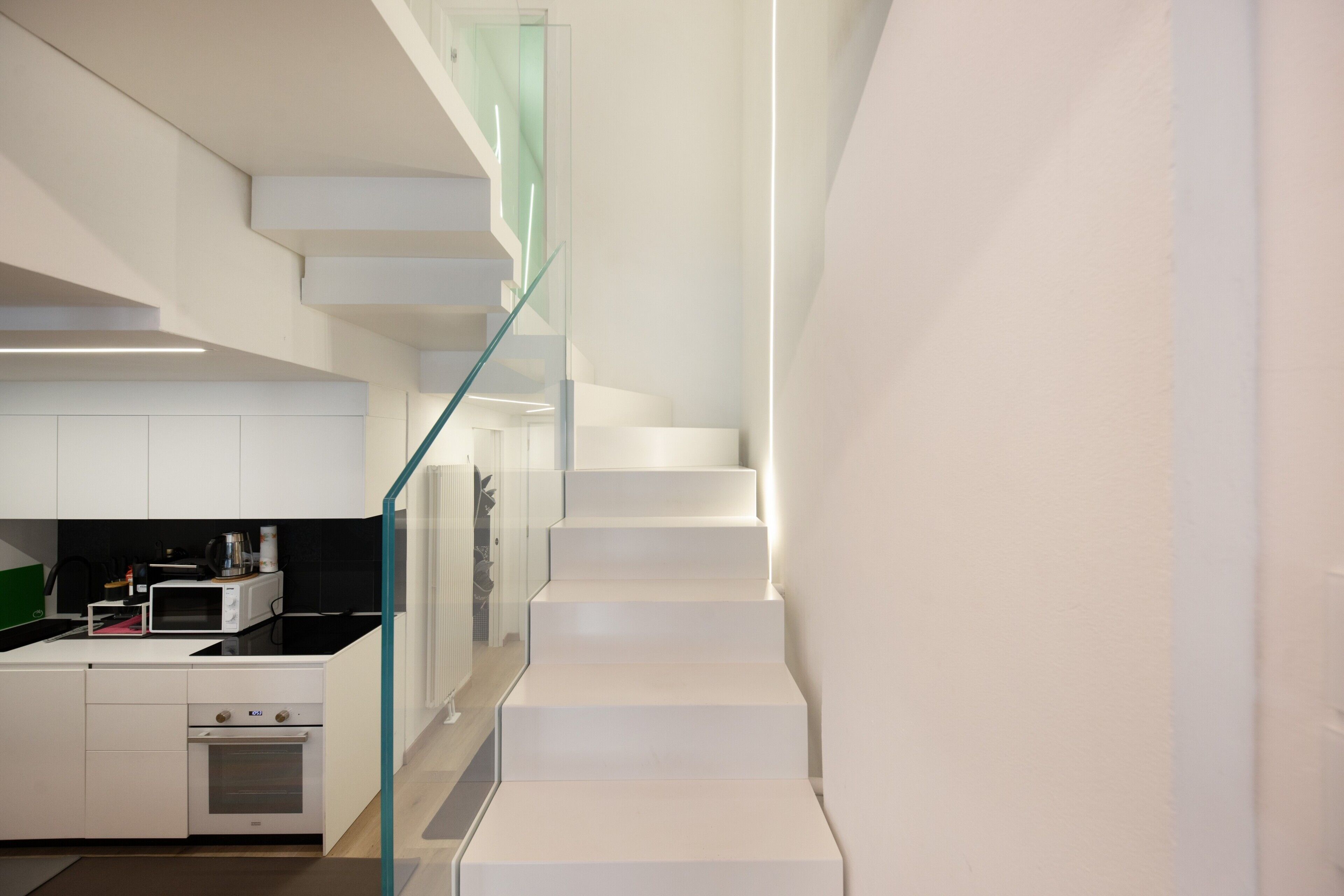 Kylskåp, mikrovågsugn, ugn och spishäll