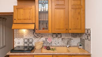 Fridge, oven, stovetop, coffee/tea maker
