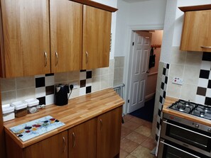 Fridge, microwave, oven, stovetop - Family friendly, 3 bedrooms with parking & garden. Close to beach and town. (Bridlington)