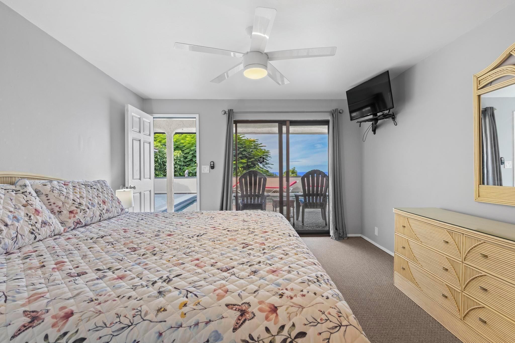 4 bedrooms, desk, iron/ironing board, travel crib