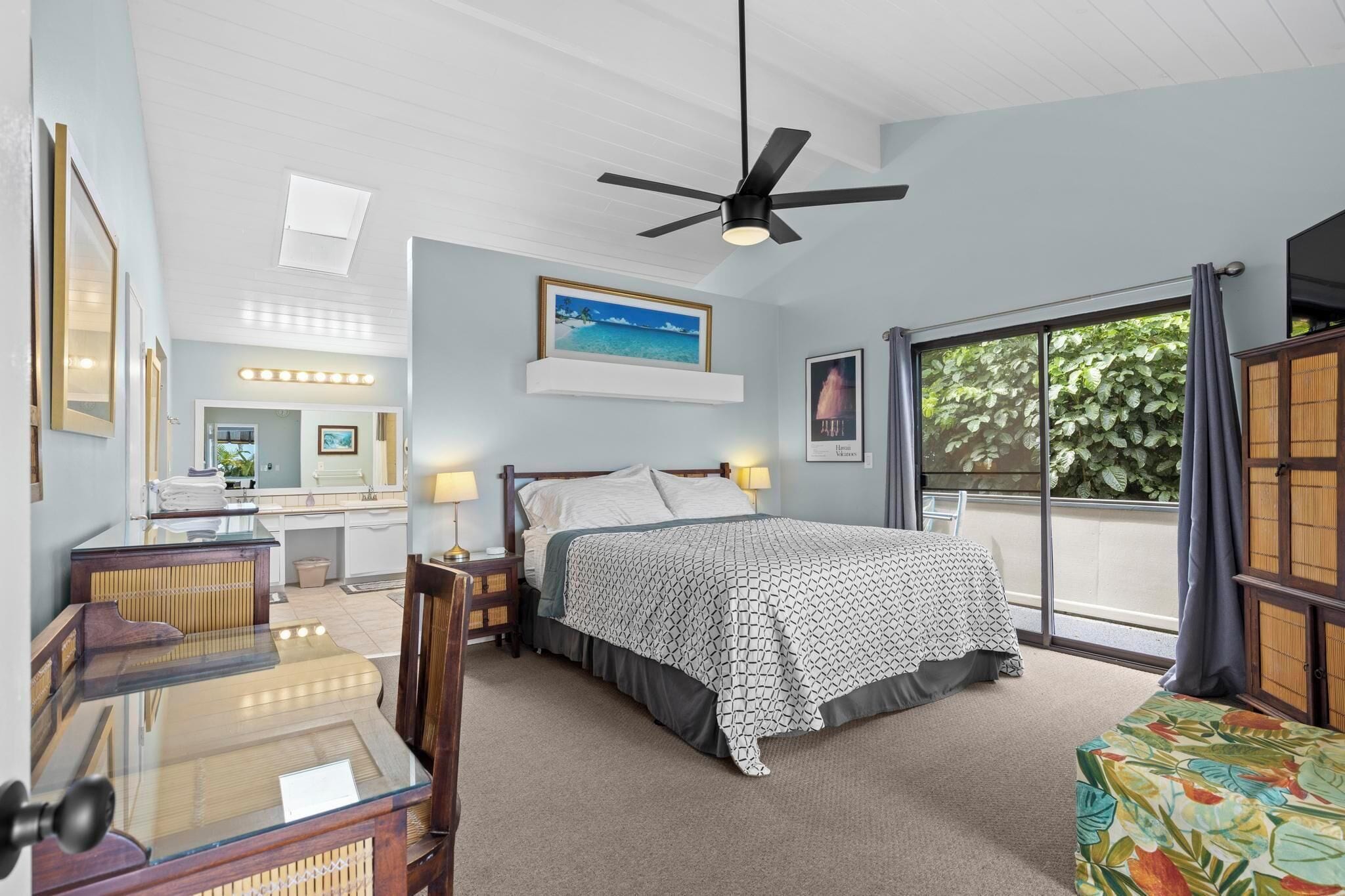 4 bedrooms, desk, iron/ironing board, travel crib