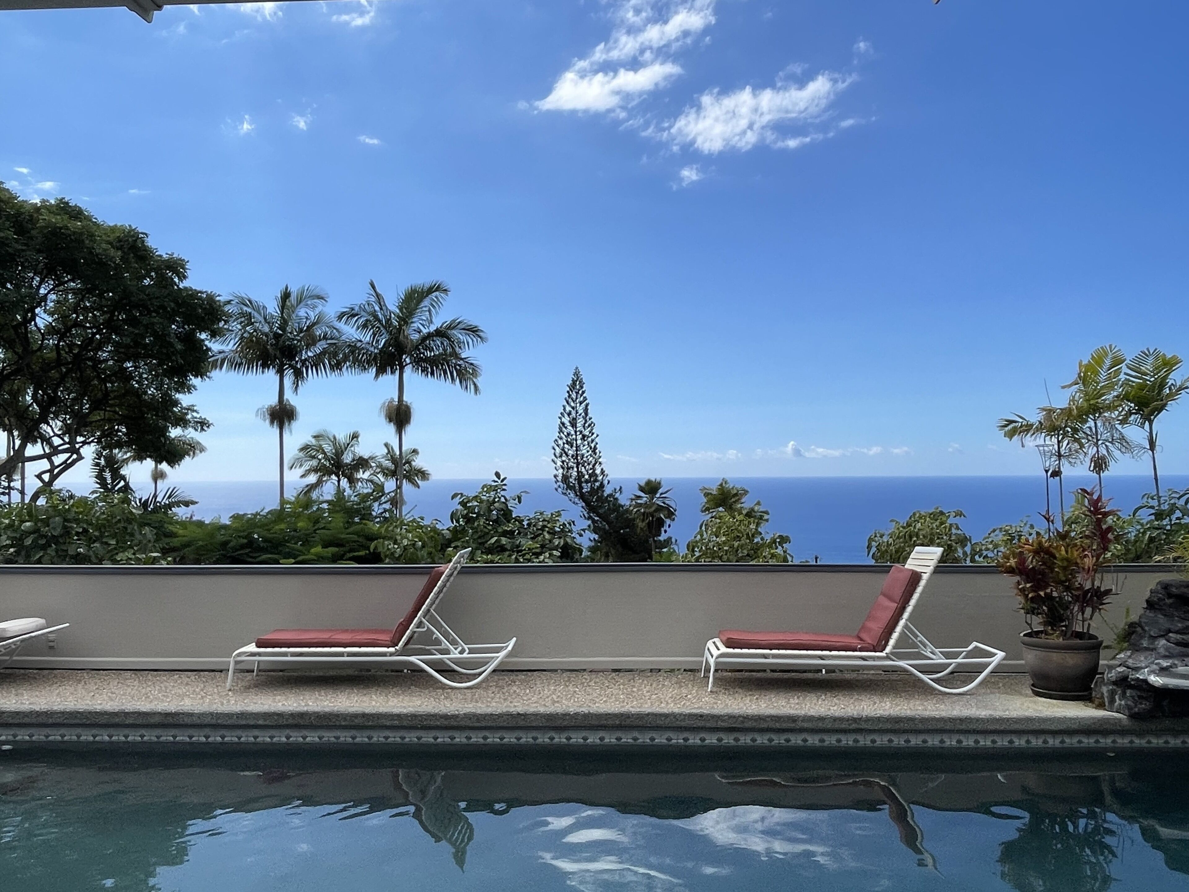 Breathtaking Panoramic Ocean Views, Crystal Blue Pool, Hot Tub, BBQ Grill!