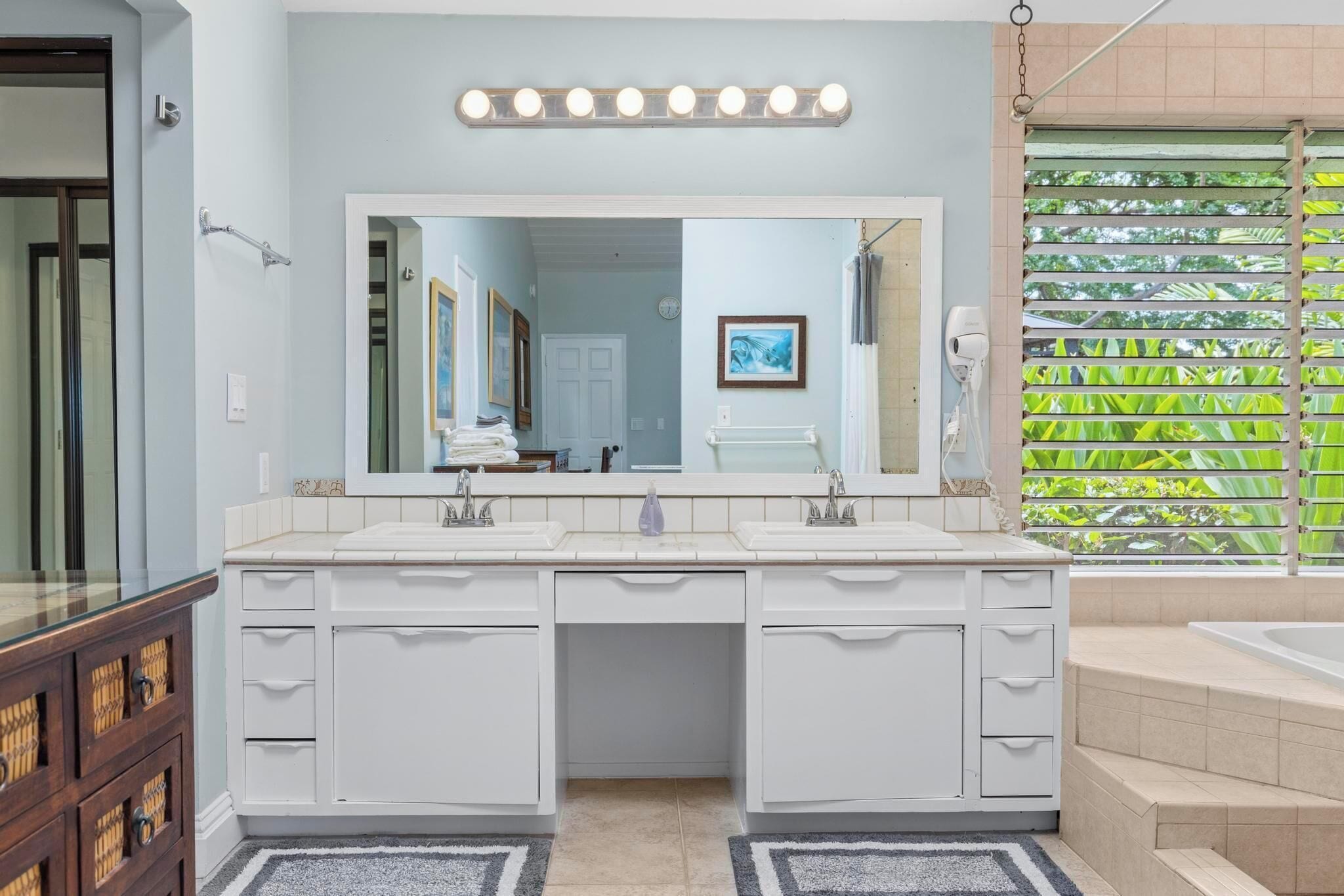 Shower, jetted tub, hair dryer, towels